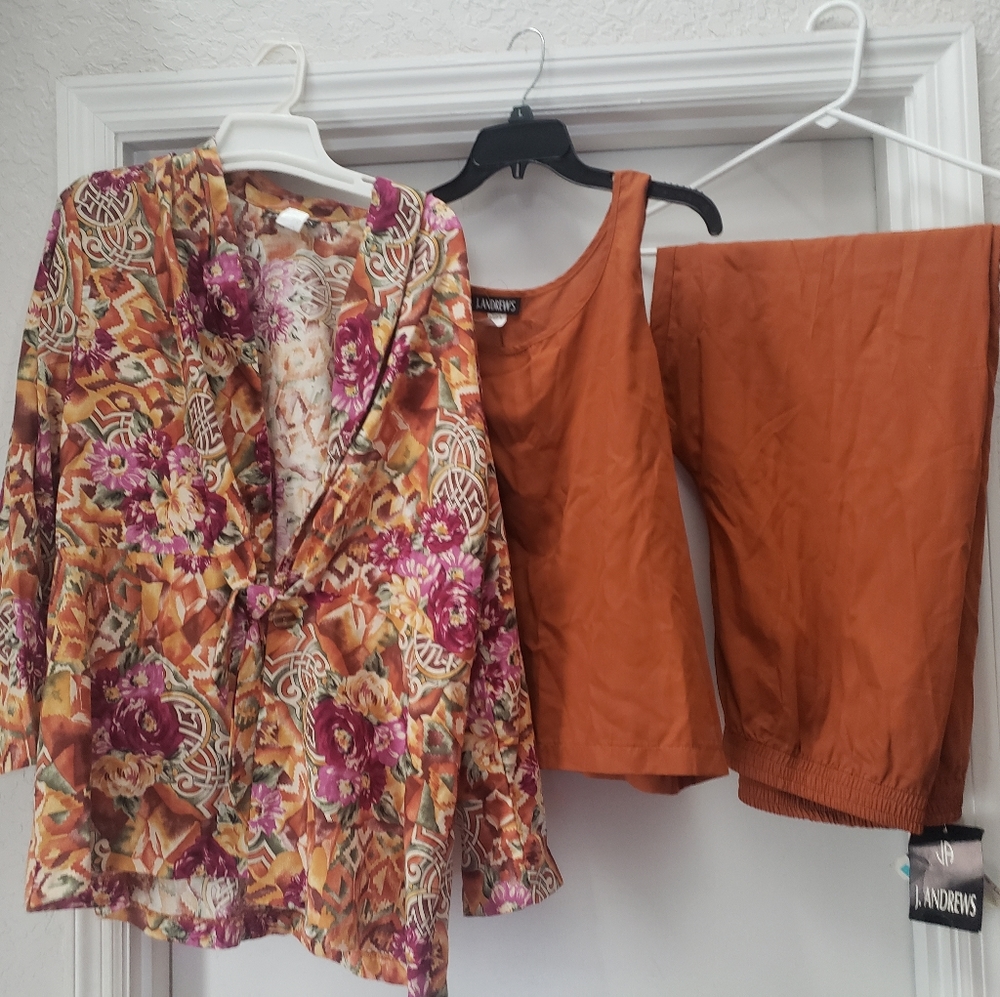 Just In: Ladies New/NWT Chic Floral Copper 3pc Suit Set